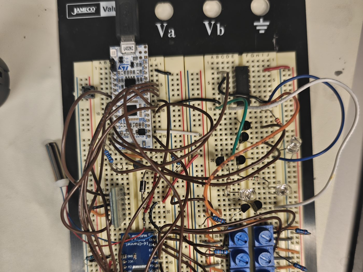 The breadboard signal board: an STM32 Nucleo, a PCA9685 driver, trimpots and an LED bank on a black protoboard